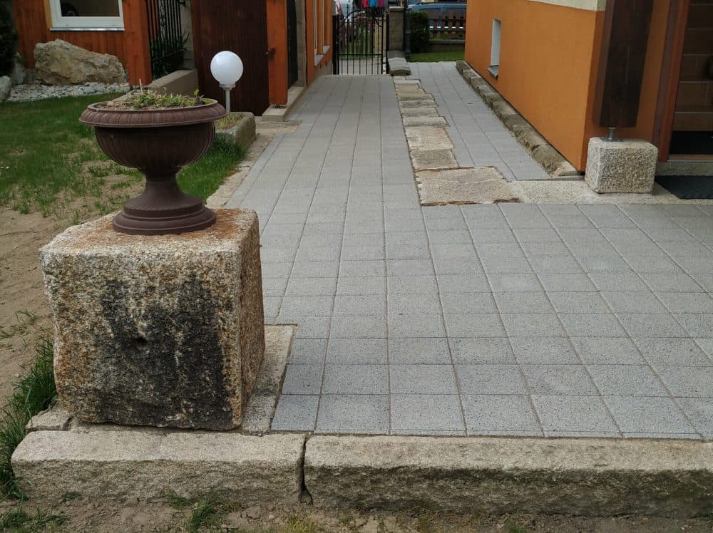 Chodníky a dlažby